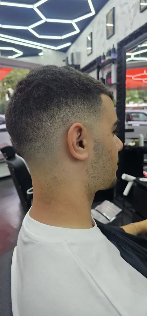 Sauber gearbeiteter Fade-Haarschnitt
